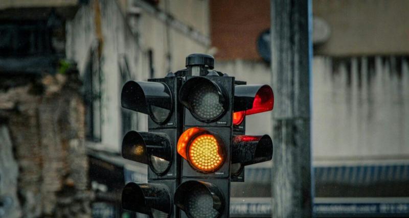  - « Continue, continue... » : elle grille un feu sur ordre de son moniteur de conduite
