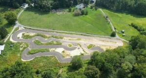 Il construit une piste de karting pour son fils mais risque de devoir la détruire