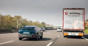 Chaos total : des tonnes de saucisses, tombés d'un camion, transforment l’autoroute en piège glissant