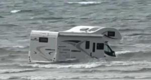 Scène hallucinante : la mer engloutit un camping-car garé sur la plage
