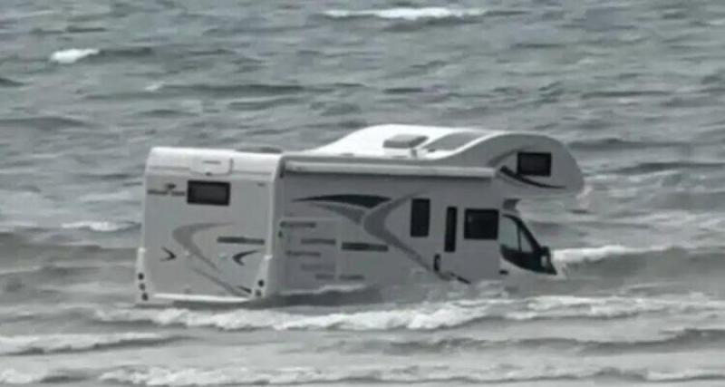  - Scène hallucinante : la mer engloutit un camping-car garé sur la plage