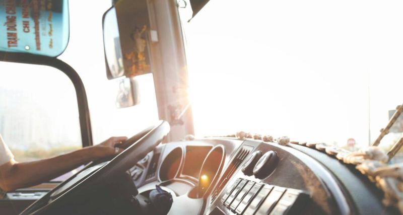  - Il frôle le précipice en bus : sa maîtrise des virages terrifie les internautes