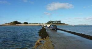 Ils ignorent les panneaux : la mer engloutit leur voiture en quelques minutes