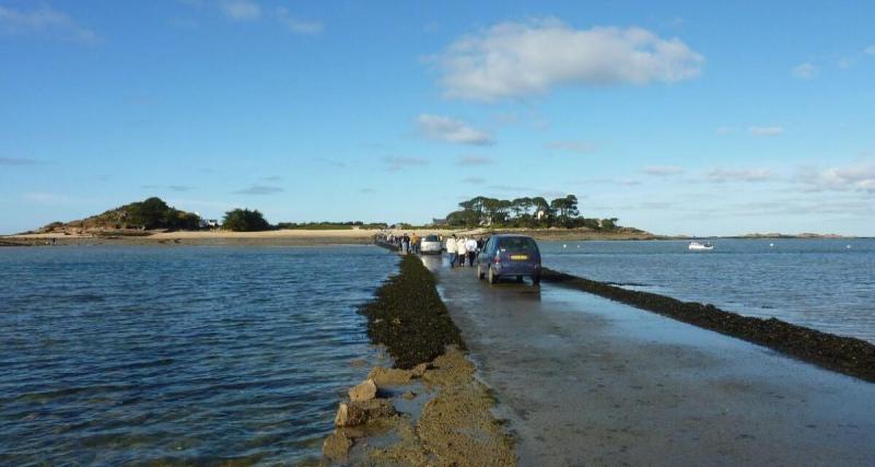  - Ils ignorent les panneaux : la mer engloutit leur voiture en quelques minutes