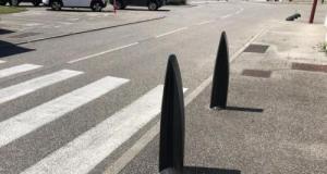 Il confond frein et accélérateur et détruit huit plots devant la mairie