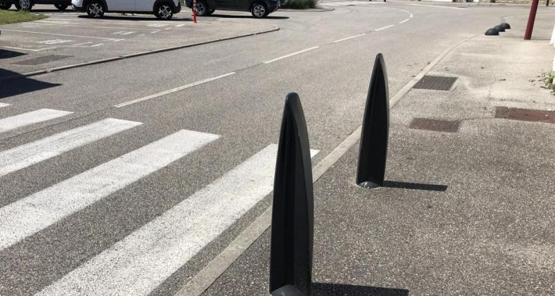  - Il confond frein et accélérateur et détruit huit plots devant la mairie