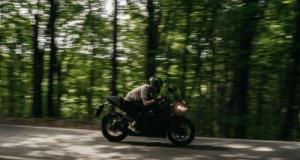 Une mystérieuse tâche d’huile fait chuter un motard : sabotage volontaire ?