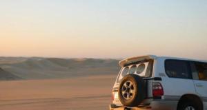 Ils suivent le GPS… et finissent plantés dans le sable avec leur voiture comme des touristes perdus