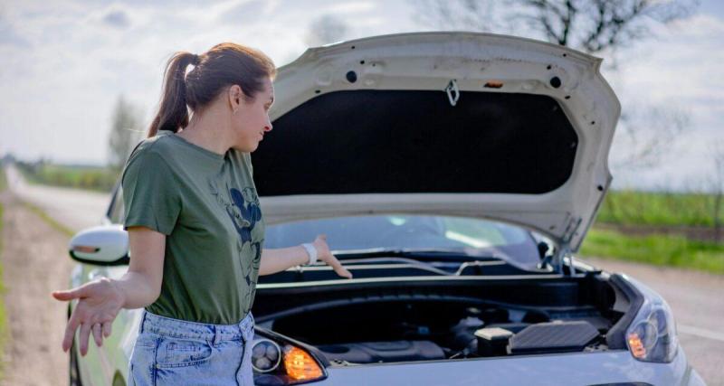  - Ils démarrent leur voiture en panne de batterie avec un insecticide : la vidéo choc