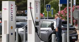 Les bornes rapides rejettent plus de particules que les stations-services