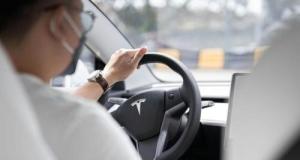 Ce conducteur Tesla pensait à une petite réparation après avoir roulé sur un clou : la facture l’a assommé