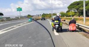 Il circule en fauteuil roulant sur une route limitée à 110 km/h, escorté par la police