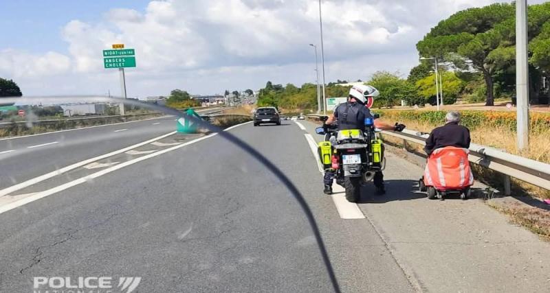  - Il circule en fauteuil roulant sur une route limitée à 110 km/h, escorté par la police