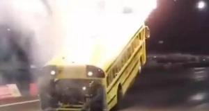 Vidéo - Il adapte un moteur de 8750 chevaux à un bus scolaire, il s’arrache du sol et décolle comme un avion de chasse