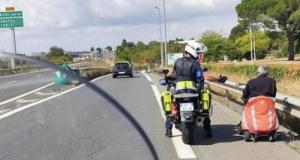 À 75 ans, il circule en fauteuil roulant sur une voie rapide et finit escorté par la police