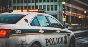 Il fonce sur la police avec une voiture volée avant d’être maîtrisé au taser en pleine rue