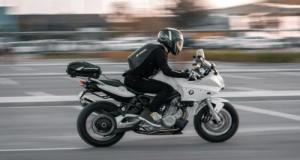 Flashé en grand excès de vitesse à près de 170 km/h, un motard perd son permis et sa moto