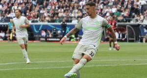 Scène lunaire en Bundesliga entre un joueur du Werder Brême et une journaliste