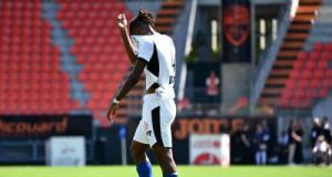 Rennes : après son expulsion à Lorient, Christopher Wooh… se blesse à la suite d’un geste d’humeur
