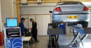 N’utilisant plus leur voiture, ils la donnent à un garage solidaire