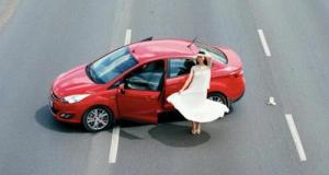 En plein milieu de l’autoroute, elle descend de sa voiture et danse entre les automobilistes