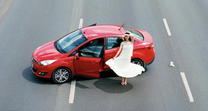  - En plein milieu de l’autoroute, elle descend de sa voiture et danse entre les automobilistes