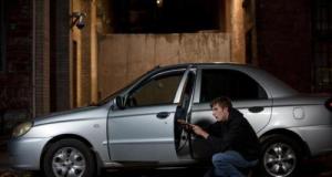 Un très jeune homme tente de voler une voiture et finit sa course dans un mur