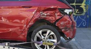 Accident effrayant : deux voitures réduites en tôle froissée après un violent choc... le pire a été évité