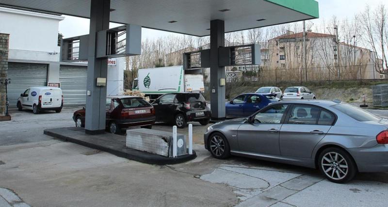  - Pourchassé par la police, le conducteur d’une voiture volée s’arrête pour… faire le plein d’essence
