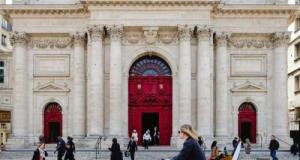 Des trottoirs paisibles, des caisses vides : le Marais sous le régime anti-voitures