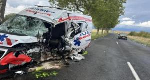 La course folle d’une ambulance se termine… dans un arbre !