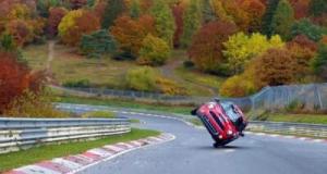 Vidéo - Cette Mini Cooper roule sur deux roues… et le monde entier regarde bouche bée !