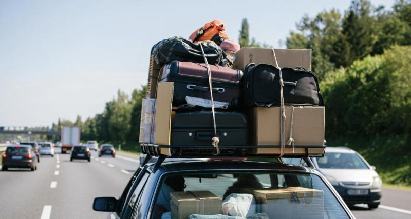  - Cette voiture surchargée sur l’autoroute a échappé à la police… et enflamme les réseaux