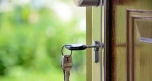 Ils n’ont pas 18 ans : trois ados volent les clés d’une maison et partent avec la voiture