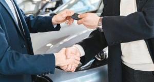Il vend une voiture "10 000 dollars au-dessus du prix à une mère célibataire" et se fait virer