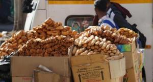 Un camion se renverse et déverse son impressionnante cargaison de nourriture sur la route