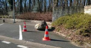 Elle roulait tranquille… un rocher de 150 kg lui tombe dessus en pleine route : elle survit par miracle