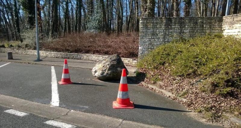  - Elle roulait tranquille… un rocher de 150 kg lui tombe dessus en pleine route : elle survit par miracle