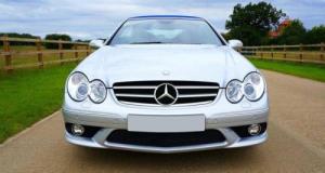 À 81 ans, il revend sa Mercedes… puis la vole six mois plus tard avec un plan fou !