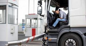 Un conducteur routier s’endort au volant et percute une barrière de péage
