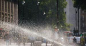 Quand se garer au mauvais endroit finit par une douche froide… littéralement !