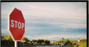 Le stop glissé : cette petite habitude qui peut ruiner votre permis de conduire et vous coûter 750€