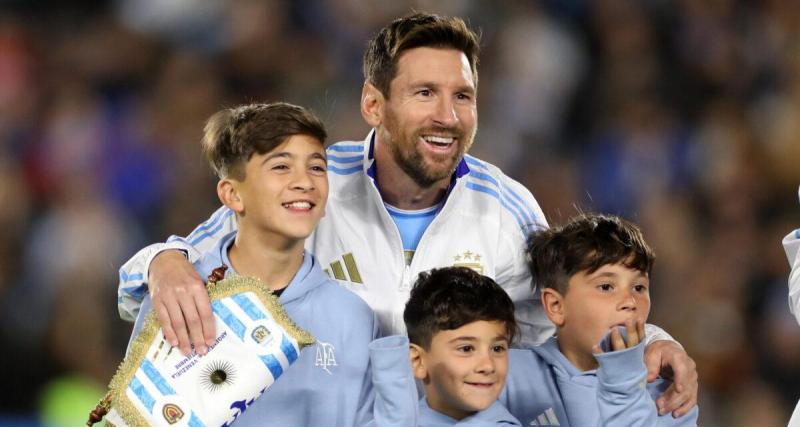  - L'image incroyable de Messi qui chante l'hymne de l'Argentine avec ses fils