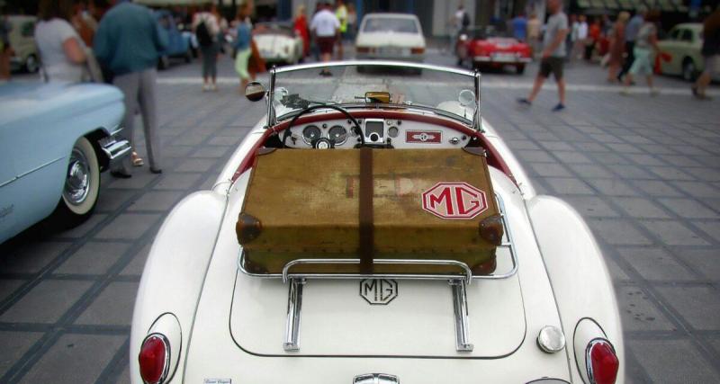  - Ému aux larmes : ce grand-père retrouve sa voiture de sport restaurée par surprise par sa famille