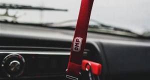 Ce simple port USB de voiture fait bien plus que charger votre téléphone, la preuve