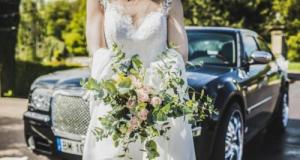 Une future mariée se lance dans une folle course-poursuite pour sauver sa robe volée avec sa voiture !