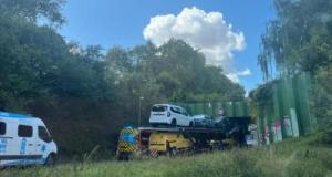 Incroyable : des voitures sur un camion à deux doigts d’être broyées sous un tunnel