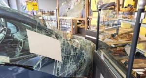 Une voiture défonce la vitrine d’une boulangerie : les clients échappent au pire !