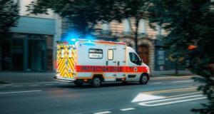 Une voiture pulvérisée contre un arbre : la conductrice héliportée en urgence