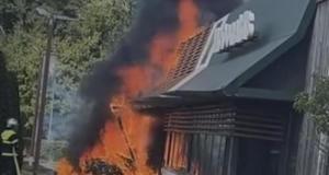 Une voiture prend feu au drive d’un fast-food et détruit une partie du restaurant